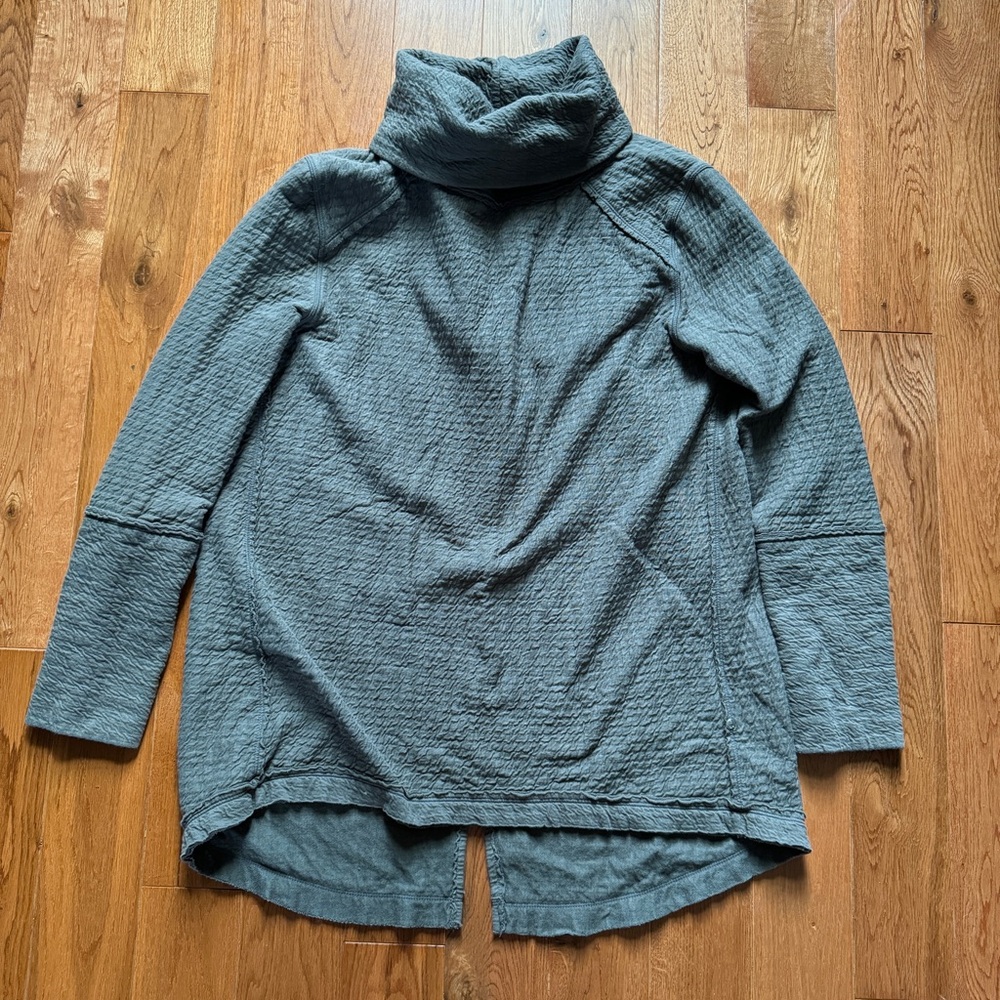 Neon Buddha turtleneck top size M